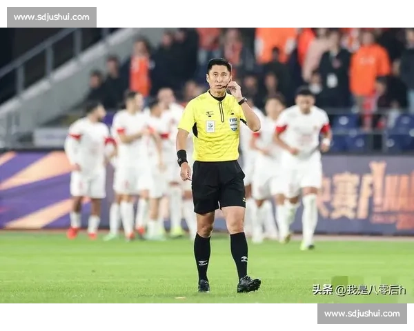 马宁世俱杯强硬执法：阻止违规换人引发教练组围堵