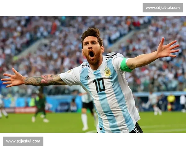 梅西告别战温情一瞬:德保罗塞糖纸逗帕雷德斯 梅西告别战温情一瞬:德保罗塞糖纸逗帕雷德斯